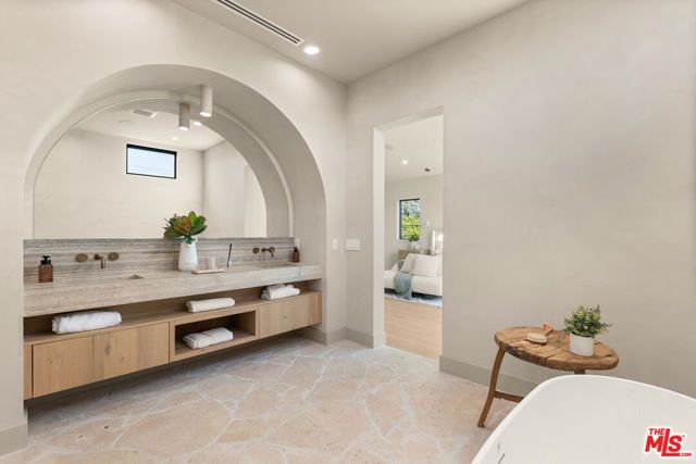 11748 La Maida Street, Valley Village, CA 91607