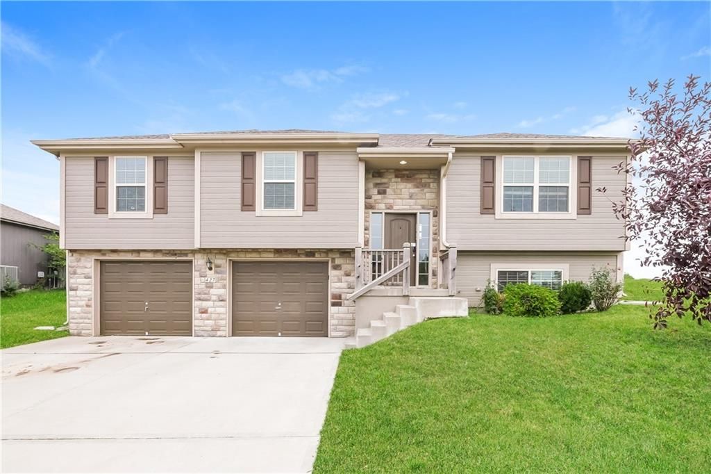 427 Sunflower Drive, Raymore, MO 64083