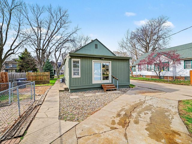 2324 AVENUE D, Council Bluffs, IA 51501
