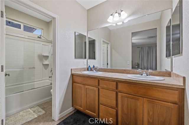 1382 S Wintercrest Avenue, Hanford, CA 93230