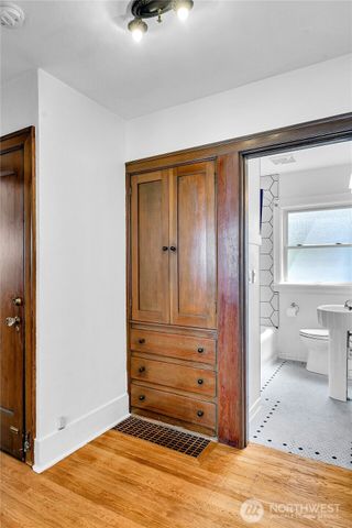 1916 11th Avenue W, Seattle, WA 98119