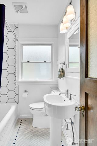 1916 11th Avenue W, Seattle, WA 98119