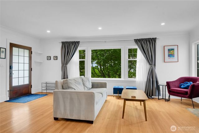 1916 11th Avenue W, Seattle, WA 98119