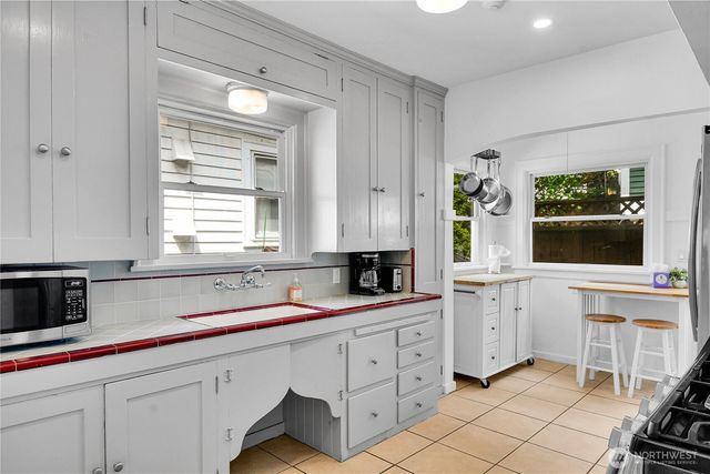 1916 11th Avenue W, Seattle, WA 98119