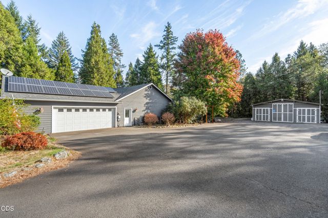 7616 Monument Drive, Grants Pass, OR 97526