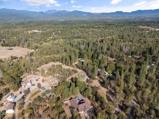 7616 Monument Drive, Grants Pass, OR 97526