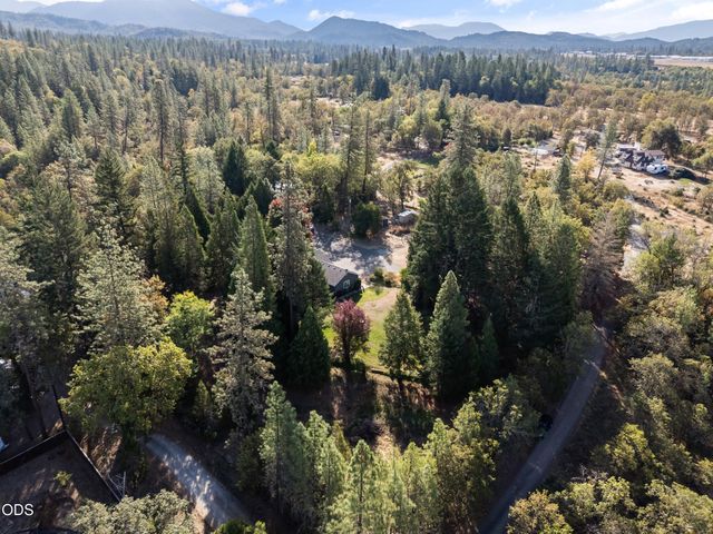 7616 Monument Drive, Grants Pass, OR 97526