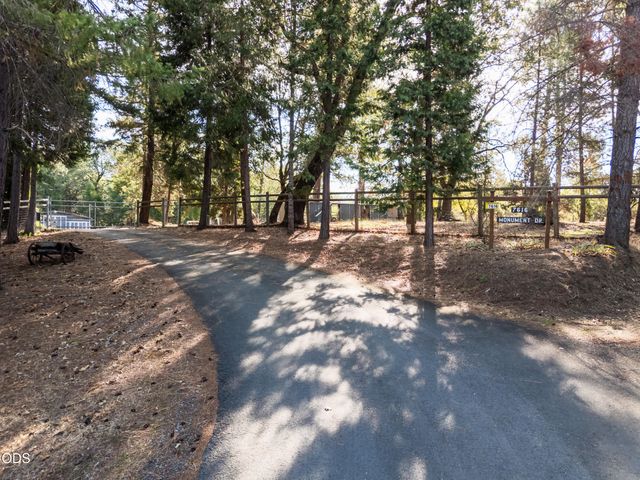 7616 Monument Drive, Grants Pass, OR 97526