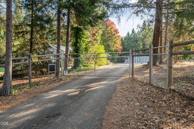 7616 Monument Drive, Grants Pass, OR 97526