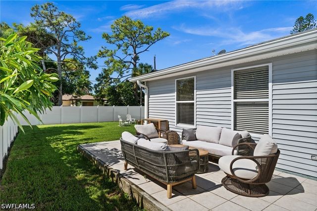 738 95th AVE N, Naples, FL 34108