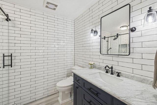 2 Charterwood, San Antonio, TX 78248