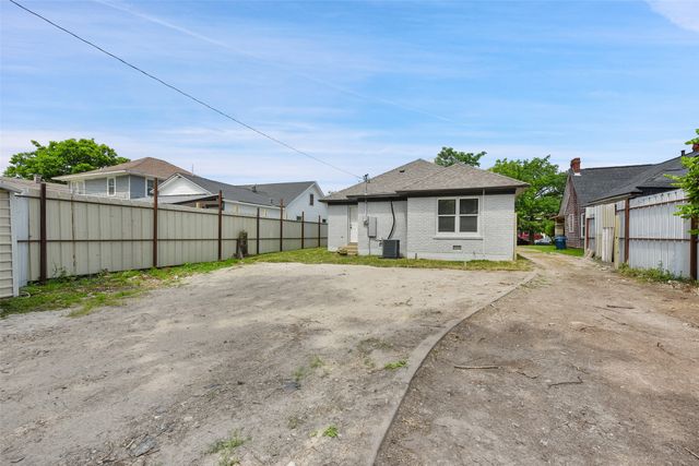 2735 S Jennings Avenue, Fort Worth, TX 76110