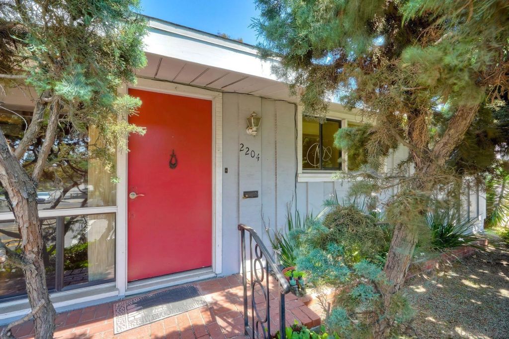 Image 1 of property listing at 2204 Rosecrans St, San Diego, CA 92106