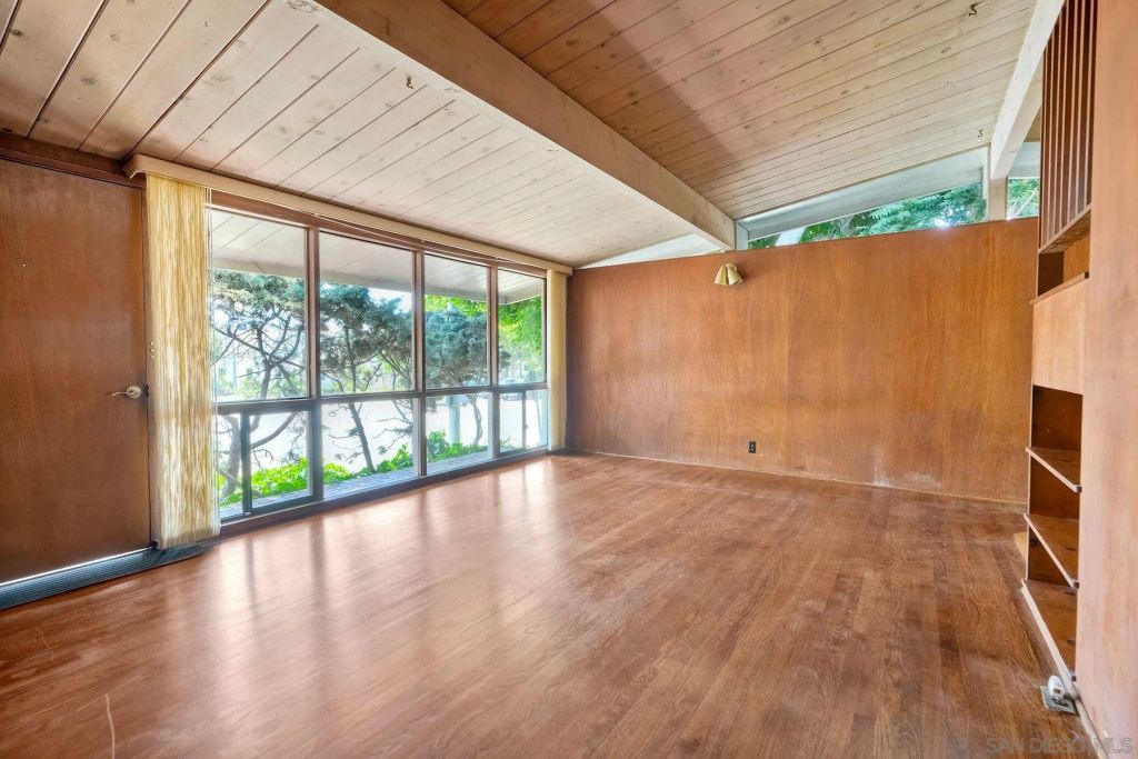 Image 2 of property listing at 2204 Rosecrans St, San Diego, CA 92106