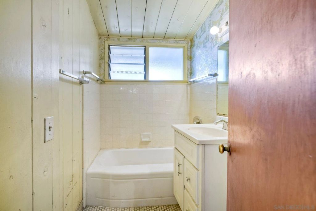 Image 12 of property listing at 2204 Rosecrans St, San Diego, CA 92106