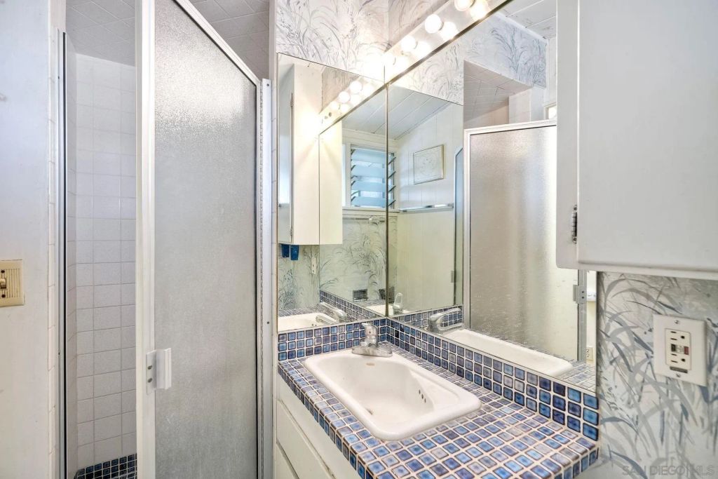 Image 16 of property listing at 2204 Rosecrans St, San Diego, CA 92106