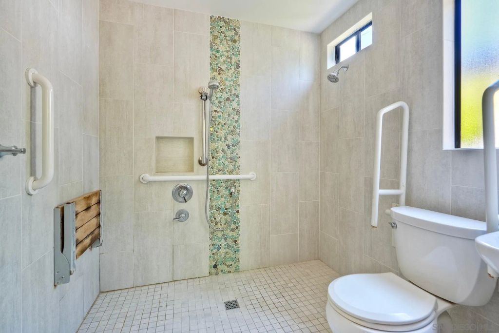 Image 19 of property listing at 2204 Rosecrans St, San Diego, CA 92106