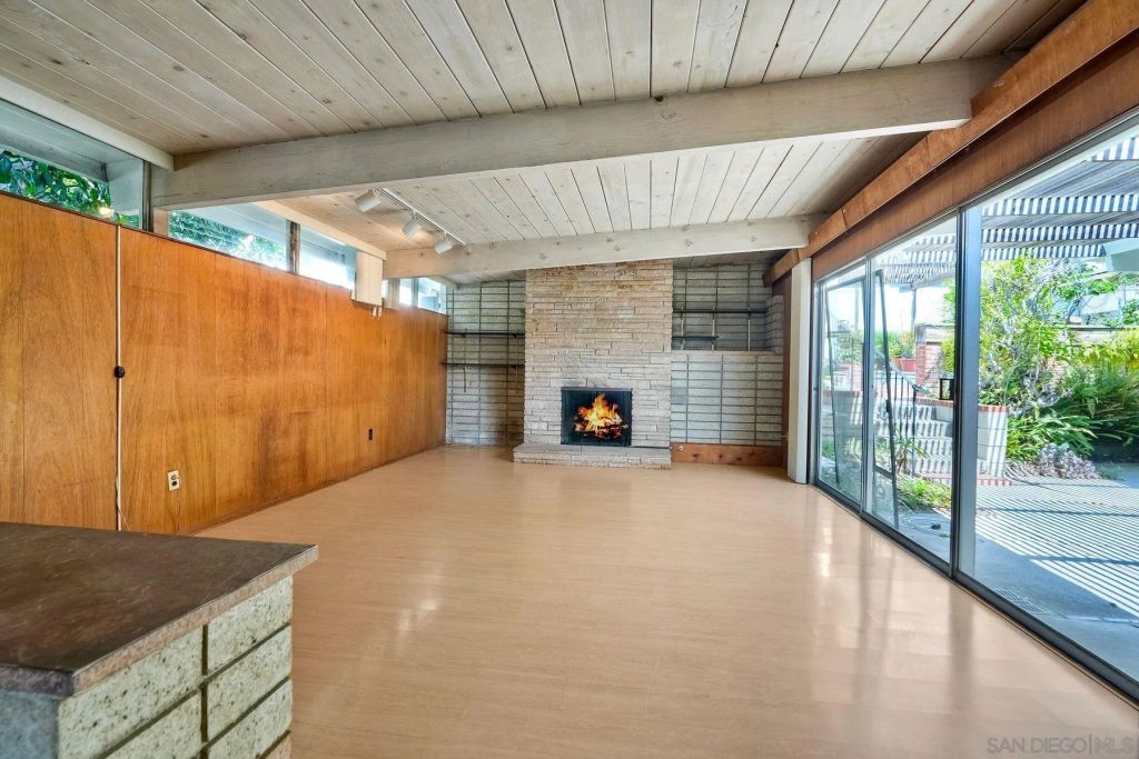 Image 3 of property listing at 2204 Rosecrans St, San Diego, CA 92106