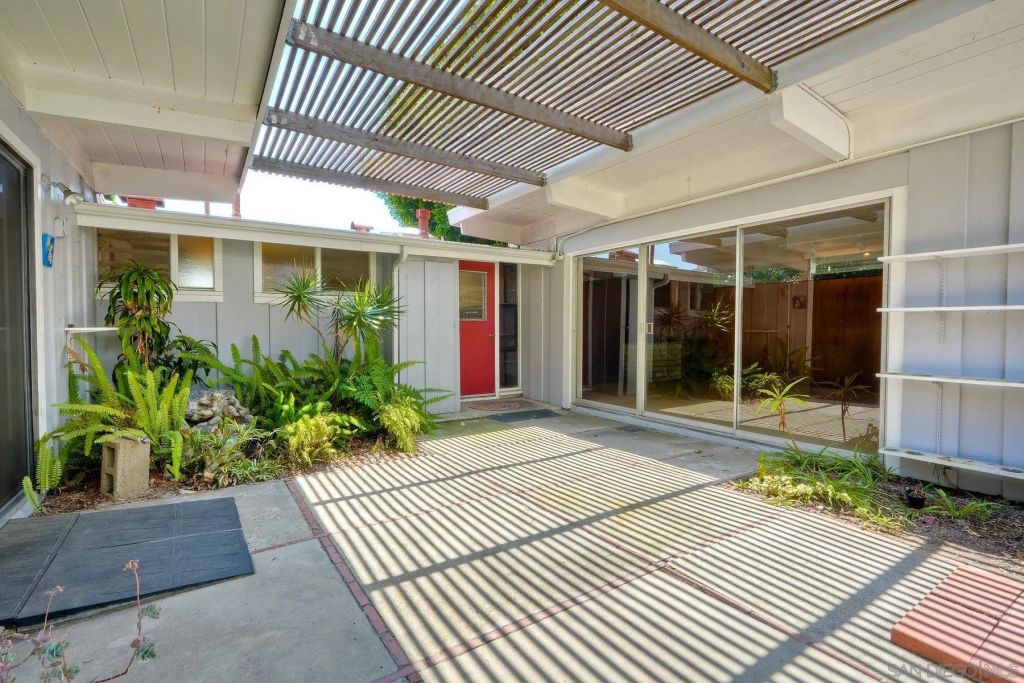 Image 23 of property listing at 2204 Rosecrans St, San Diego, CA 92106