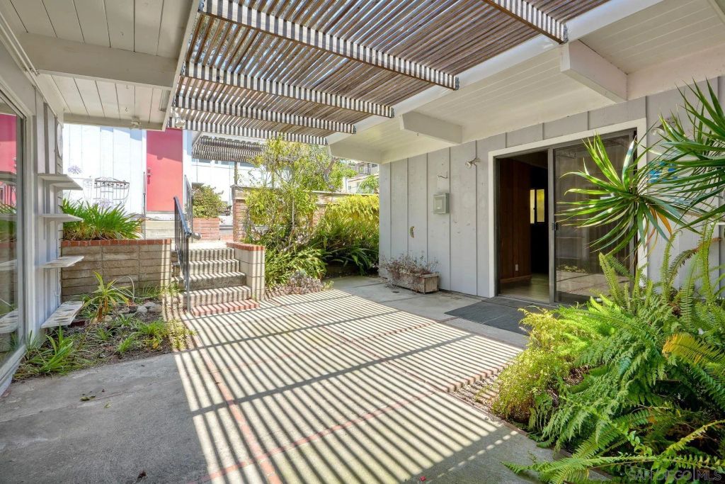 Image 24 of property listing at 2204 Rosecrans St, San Diego, CA 92106