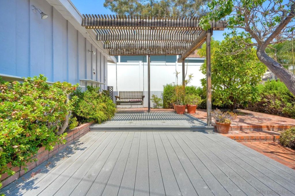 Image 26 of property listing at 2204 Rosecrans St, San Diego, CA 92106