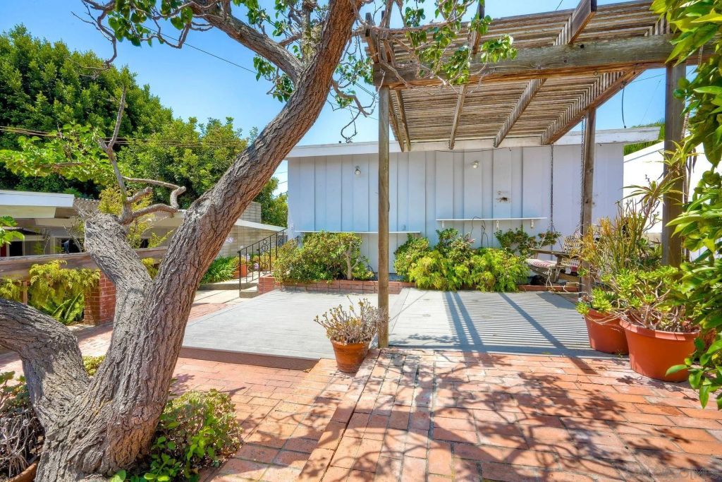 Image 27 of property listing at 2204 Rosecrans St, San Diego, CA 92106
