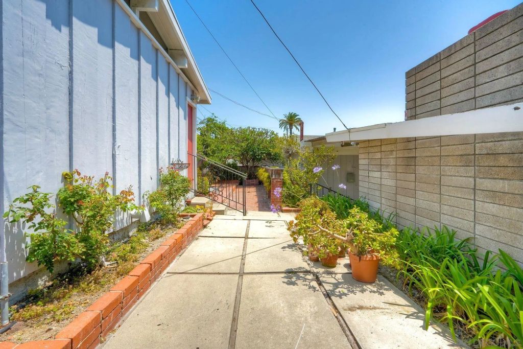 Image 28 of property listing at 2204 Rosecrans St, San Diego, CA 92106