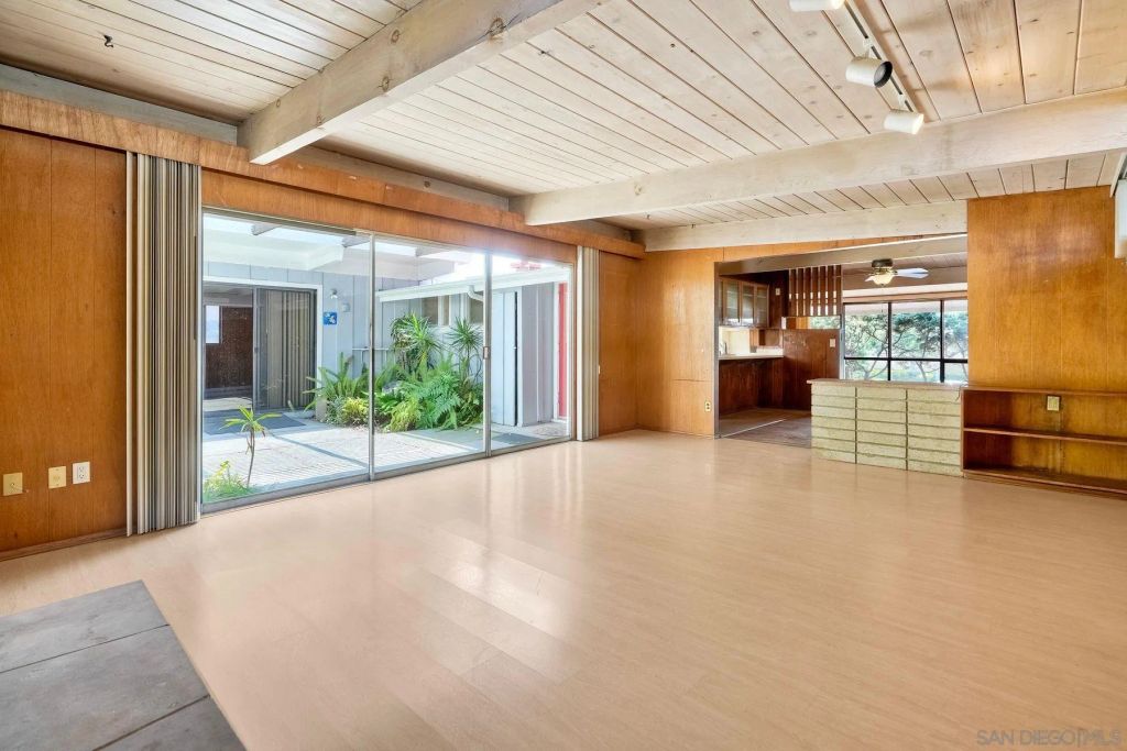 Image 4 of property listing at 2204 Rosecrans St, San Diego, CA 92106