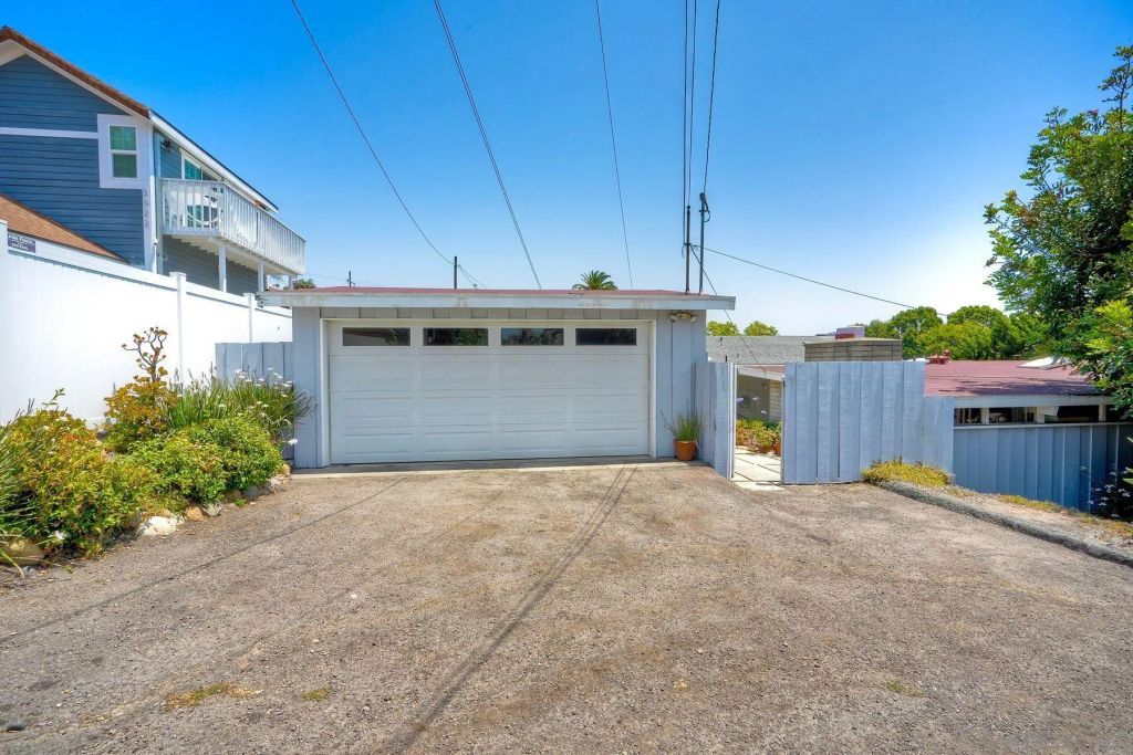 Image 31 of property listing at 2204 Rosecrans St, San Diego, CA 92106