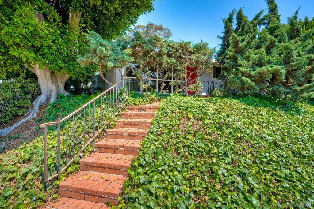 Image 33 of property listing at 2204 Rosecrans St, San Diego, CA 92106