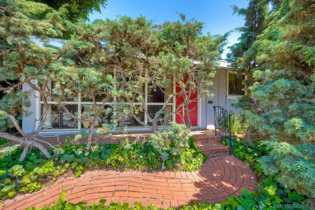 Image 34 of property listing at 2204 Rosecrans St, San Diego, CA 92106