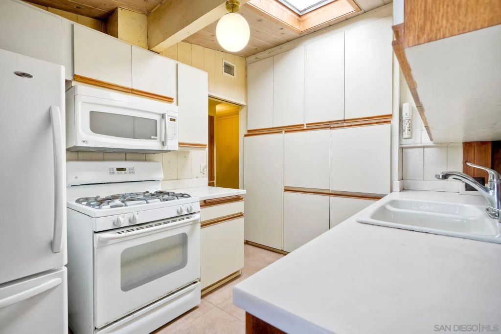 Image 5 of property listing at 2204 Rosecrans St, San Diego, CA 92106