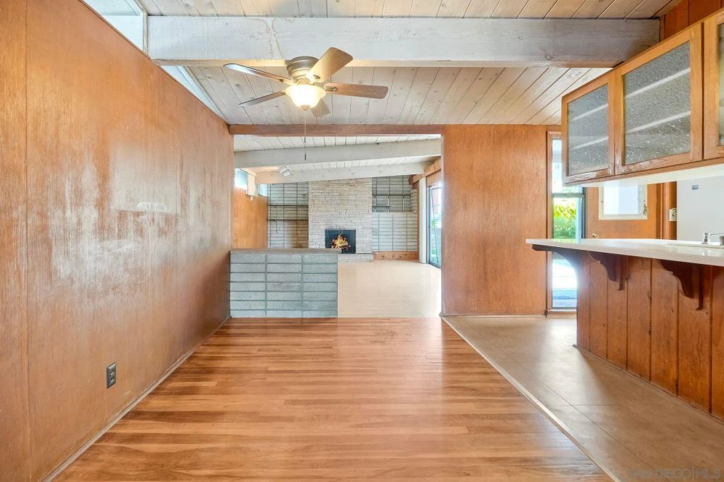 Image 6 of property listing at 2204 Rosecrans St, San Diego, CA 92106