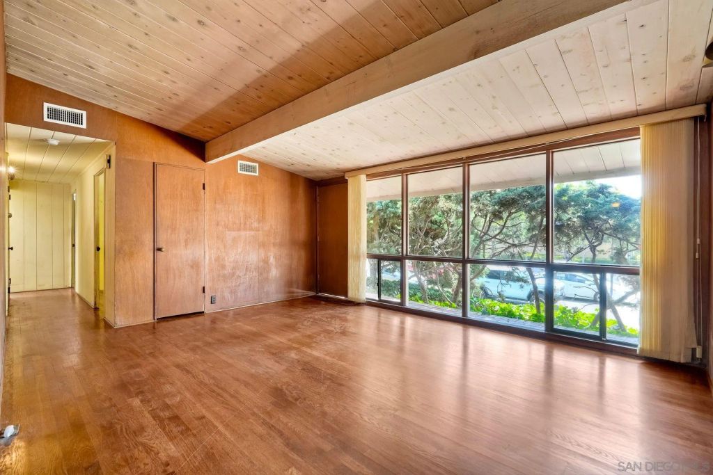 Image 7 of property listing at 2204 Rosecrans St, San Diego, CA 92106