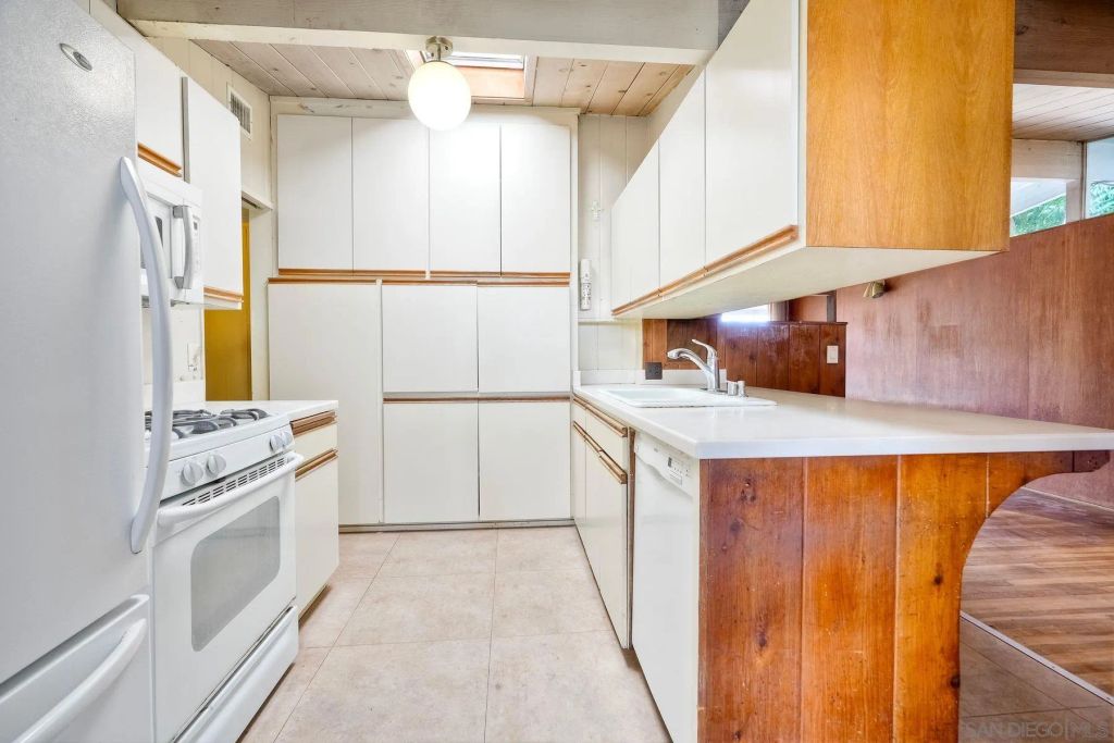 Image 9 of property listing at 2204 Rosecrans St, San Diego, CA 92106