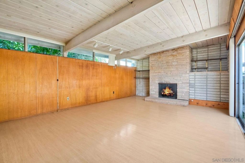 Image 10 of property listing at 2204 Rosecrans St, San Diego, CA 92106