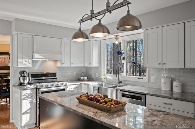 43507 Scenic Lane W, Novi, MI 48167