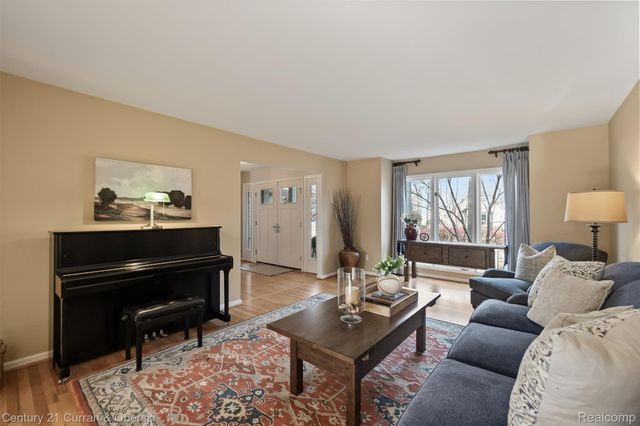 43507 Scenic Lane W, Novi, MI 48167