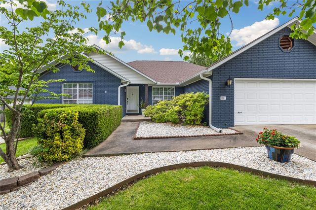 1862 N Glenbrook Place, Fayetteville, AR 72701