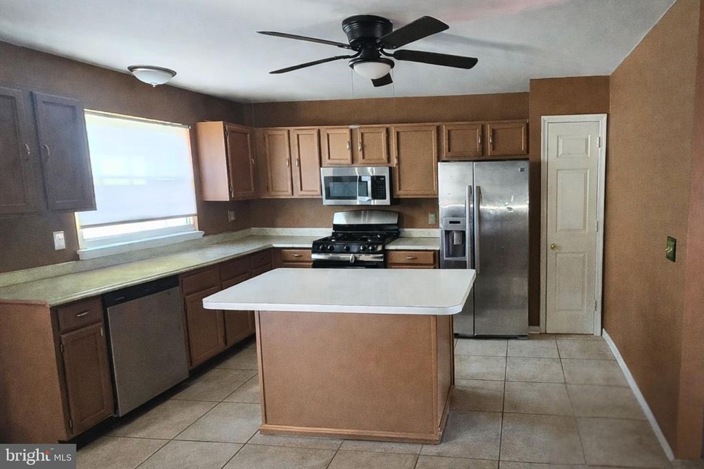 Image 5 of property listing at 419 FEATHER DR, Newark, DE 19702