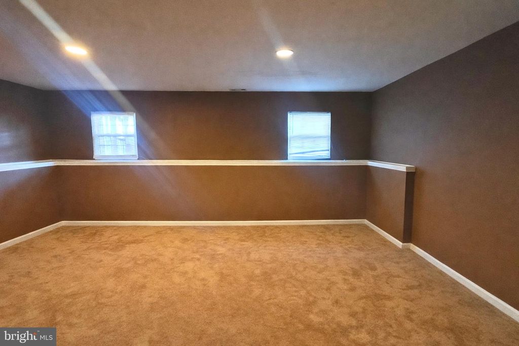 Image 8 of property listing at 419 FEATHER DR, Newark, DE 19702