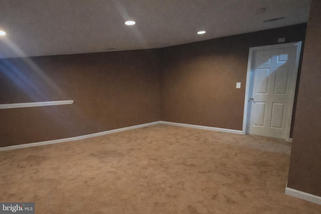 Image 9 of property listing at 419 FEATHER DR, Newark, DE 19702