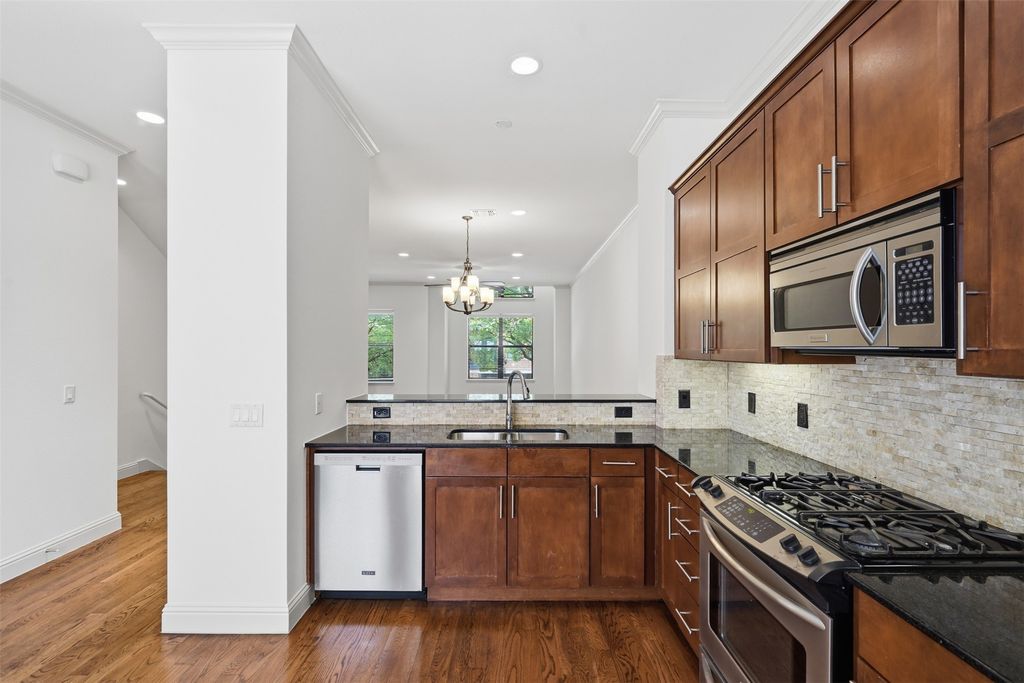 636 E Bluff Street, Fort Worth, TX 76102 — photo 2