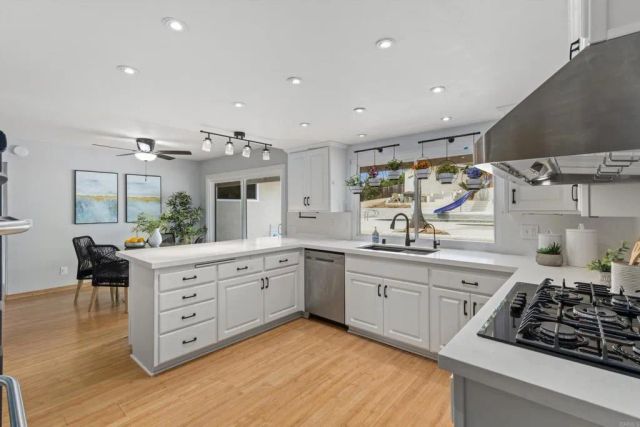 136 Helen Way, Escondido, CA 92025