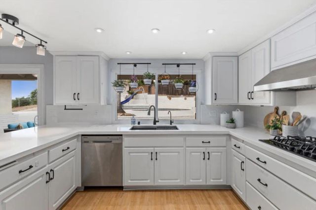 136 Helen Way, Escondido, CA 92025