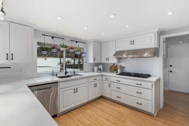 136 Helen Way, Escondido, CA 92025