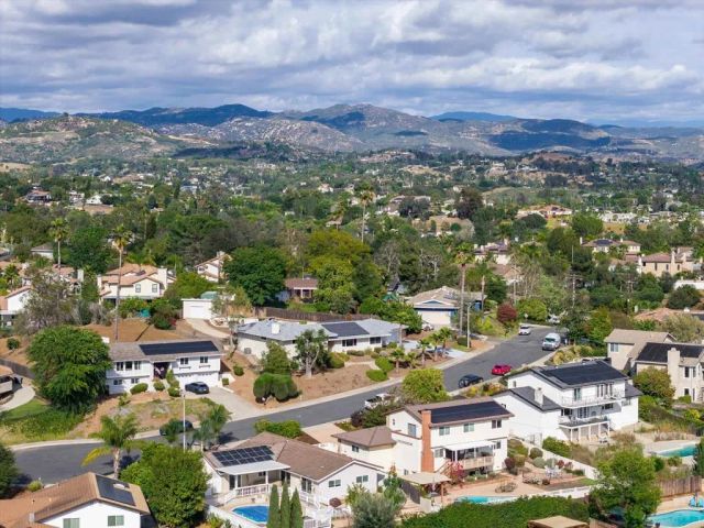 136 Helen Way, Escondido, CA 92025