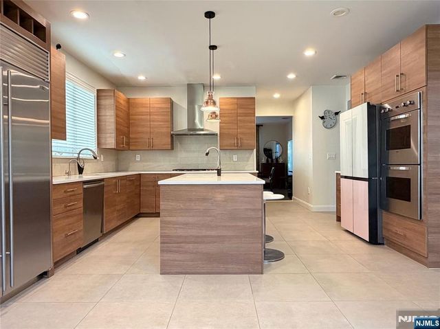 1206 Briar Way, Fort Lee, NJ 07024