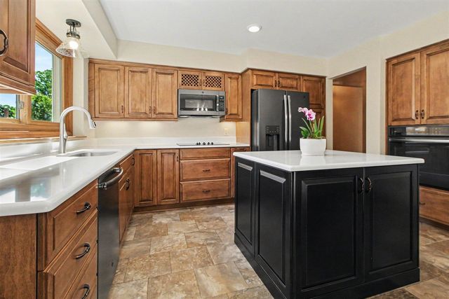 14017 Towering Oaks Drive, Utica, MI 48315