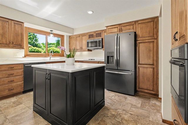 14017 Towering Oaks Drive, Utica, MI 48315